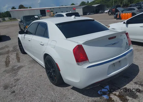 2020 Chrysler 300 Touring z USA, uszkodzony, nr VIN 2C3CCAAG5LH115641